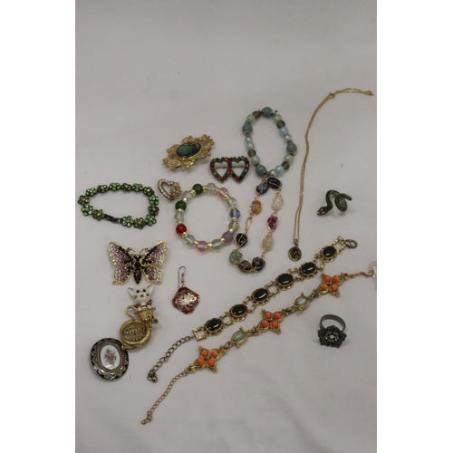 216 - A QUANTITY OF VINTAGE AND MODERN COSTUME JEWELLERY TO INCLUDE BRACELETS, CHAINS, BROOCHES, RINGS, ET... 