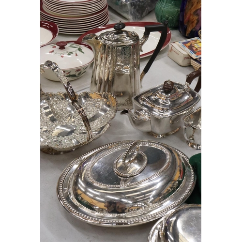 228 - A QUANTITY OF SILVER PLATED ITEMS TO INCLUDE A BASKET BOWL, COFFEE AND TEA POT, LIDDED SERVING DISHE... 