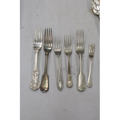 232 - A LARGE QUANTITY OF VINTAGE FLATWARE