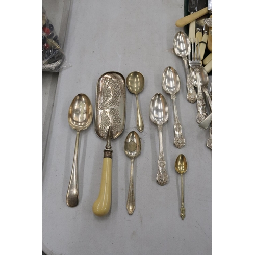 232 - A LARGE QUANTITY OF VINTAGE FLATWARE