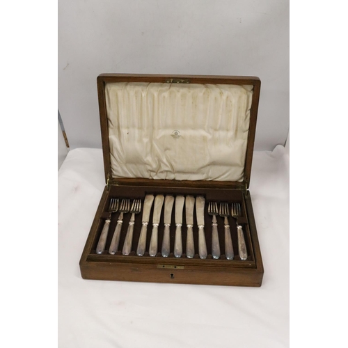 243 - A VINTAGE MAPPIN AND WEBB KNIFE AND FORK SET IN A MAHOGANY CASE