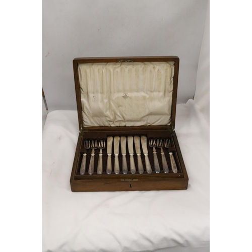 243 - A VINTAGE MAPPIN AND WEBB KNIFE AND FORK SET IN A MAHOGANY CASE