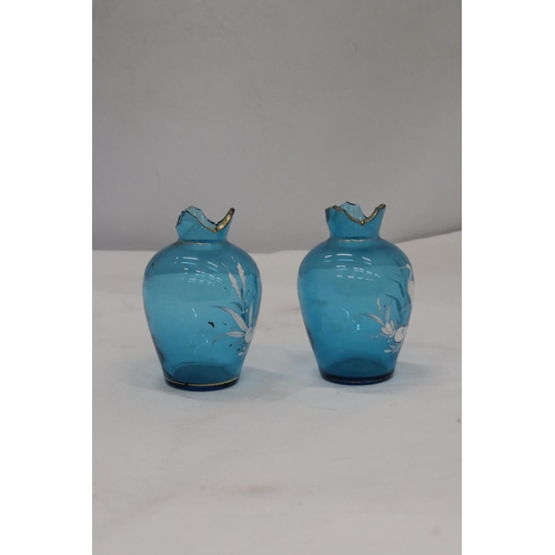 251 - A PAIR OF SMALL BLUE MARY GREGORY STYLE ETCHED VASES, HEIGHT 12CM