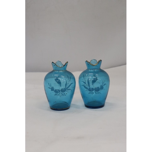 251 - A PAIR OF SMALL BLUE MARY GREGORY STYLE ETCHED VASES, HEIGHT 12CM