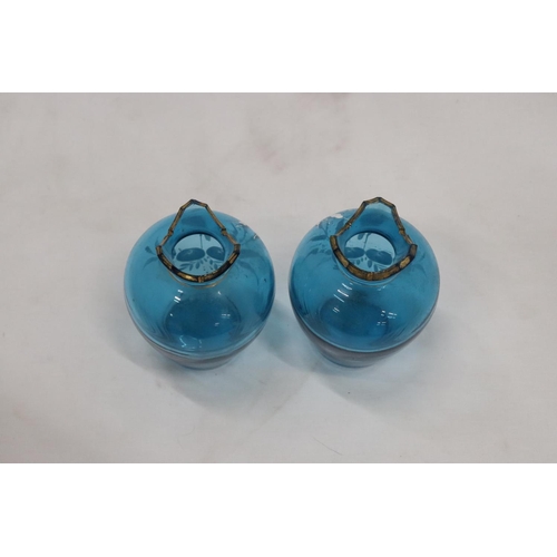 251 - A PAIR OF SMALL BLUE MARY GREGORY STYLE ETCHED VASES, HEIGHT 12CM