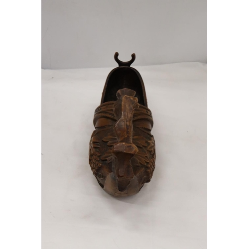 270 - A LARGE RESIN CLOG SHAPED BOTTLE HOLDER