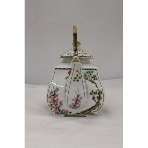 274 - A FRANKLIN PORCELAIN 'THE BIRDS AND FLOWERS OF THE ORIENT' TEAPOT BY NAOKO NOBATA WITH 22CT GOLD DES... 