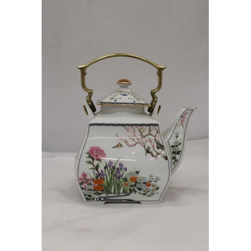 274 - A FRANKLIN PORCELAIN 'THE BIRDS AND FLOWERS OF THE ORIENT' TEAPOT BY NAOKO NOBATA WITH 22CT GOLD DES... 