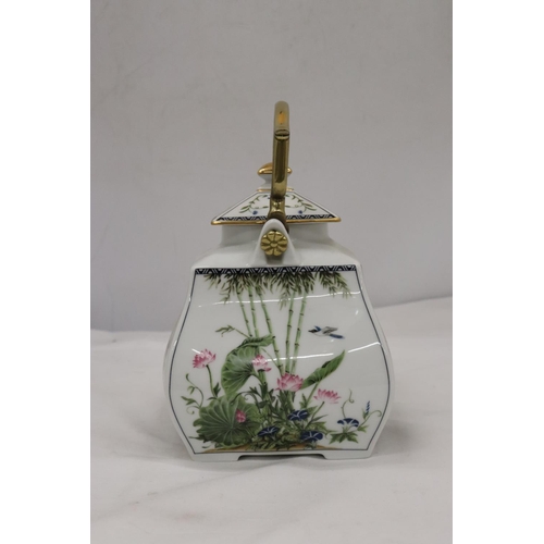 274 - A FRANKLIN PORCELAIN 'THE BIRDS AND FLOWERS OF THE ORIENT' TEAPOT BY NAOKO NOBATA WITH 22CT GOLD DES... 