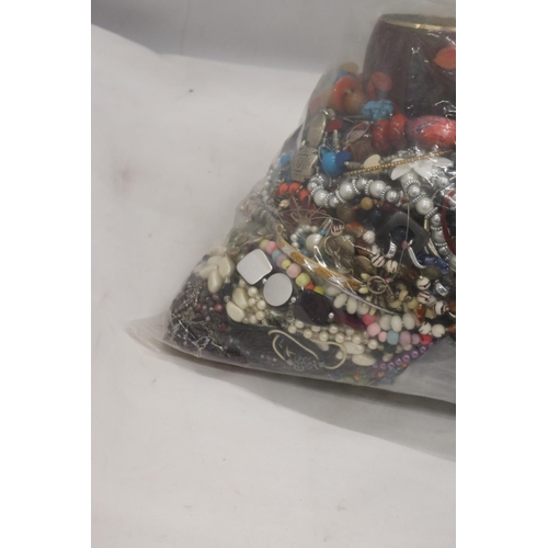 285 - A LARGE QUANTITY OF UNSORTED COSTUME JEWELLERY - 5KG