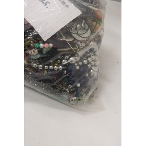 285 - A LARGE QUANTITY OF UNSORTED COSTUME JEWELLERY - 5KG