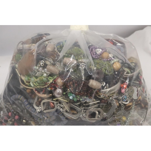 285 - A LARGE QUANTITY OF UNSORTED COSTUME JEWELLERY - 5KG