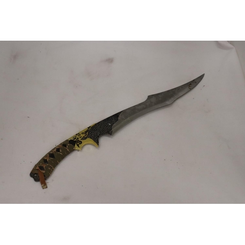 289 - A VINTAGE STYLE HUNTING KNIFE