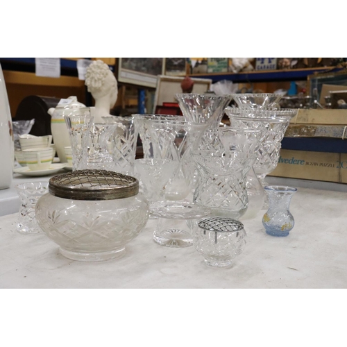 291 - A LARGE QUANTITY OF GLASSWARE TO INCLUDE VASES AND ROSE BOWLS