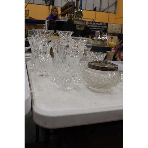 291 - A LARGE QUANTITY OF GLASSWARE TO INCLUDE VASES AND ROSE BOWLS