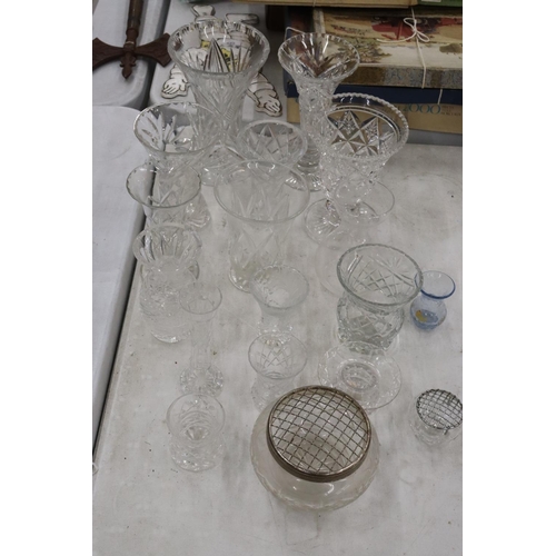 291 - A LARGE QUANTITY OF GLASSWARE TO INCLUDE VASES AND ROSE BOWLS