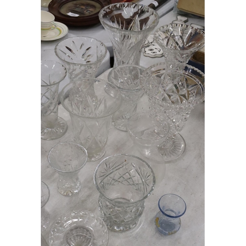 291 - A LARGE QUANTITY OF GLASSWARE TO INCLUDE VASES AND ROSE BOWLS