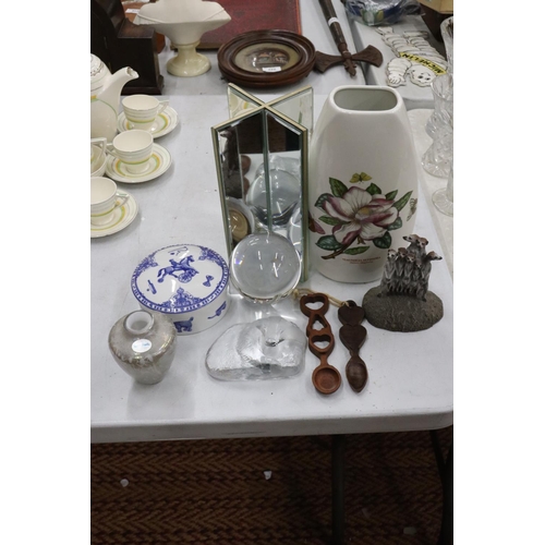 292 - A MIXED LOT OF ITEMS TO INCLUDE A CRYSTAL BALL, A SPODE TRINKET BOX, PORTMEIRION VASE, SMALL LOVING ... 