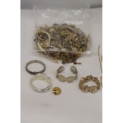 296 - A QUANTITY OF YELLOW METAL COSTUME JEWELLERY TO INCLUDE CHAINS, BRACELETS, ETC