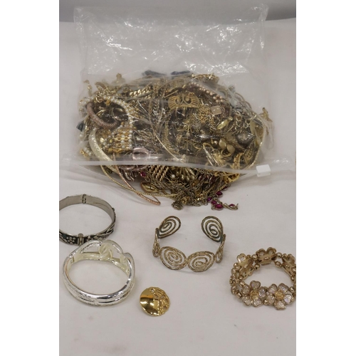 296 - A QUANTITY OF YELLOW METAL COSTUME JEWELLERY TO INCLUDE CHAINS, BRACELETS, ETC