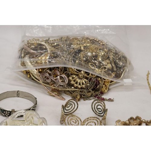 296 - A QUANTITY OF YELLOW METAL COSTUME JEWELLERY TO INCLUDE CHAINS, BRACELETS, ETC