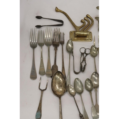 298 - A QUANTITY OF VINTAGE FLATWARE TO INCLUDE A HALLMARKED 'THISTLE' SILVER TEASPOON AND AN OXO SPOON