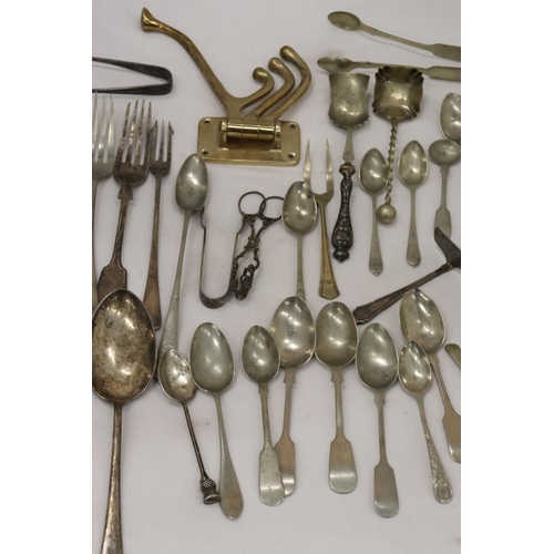 298 - A QUANTITY OF VINTAGE FLATWARE TO INCLUDE A HALLMARKED 'THISTLE' SILVER TEASPOON AND AN OXO SPOON