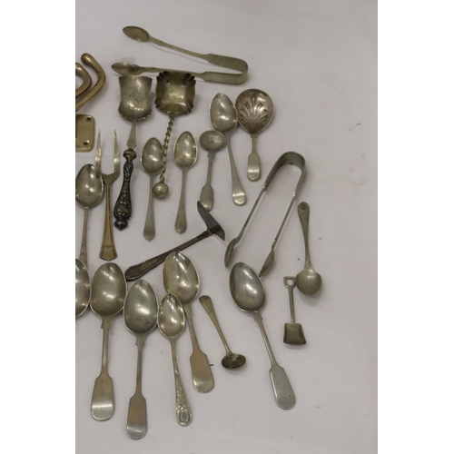 298 - A QUANTITY OF VINTAGE FLATWARE TO INCLUDE A HALLMARKED 'THISTLE' SILVER TEASPOON AND AN OXO SPOON