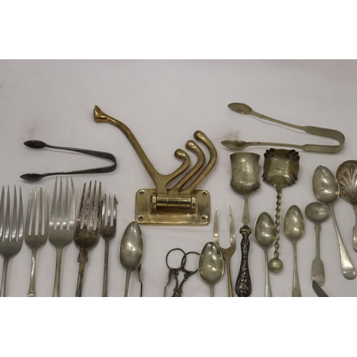 298 - A QUANTITY OF VINTAGE FLATWARE TO INCLUDE A HALLMARKED 'THISTLE' SILVER TEASPOON AND AN OXO SPOON