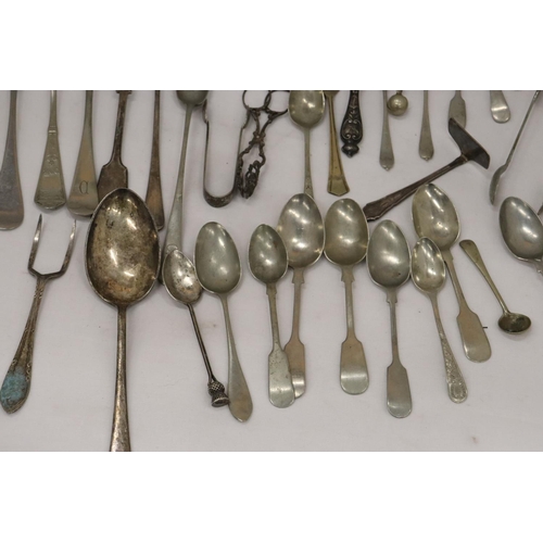 298 - A QUANTITY OF VINTAGE FLATWARE TO INCLUDE A HALLMARKED 'THISTLE' SILVER TEASPOON AND AN OXO SPOON