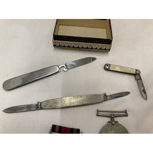 365 - A 1939/45 MILITARY MEDAL, A DEFENCE MEDAL AND TWO PENKNIVES