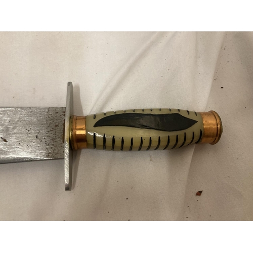 384 - A BOWIE KNIFE AND SCABBARD WITH 26.5CM BLADE