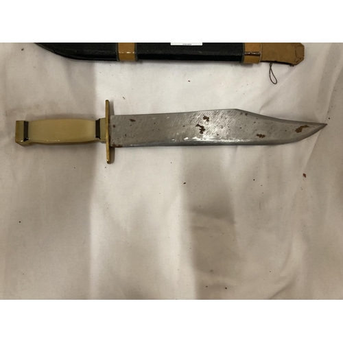 386 - A BOWIE KNIFE AND SCABBARD WITH 28 CM BLADE