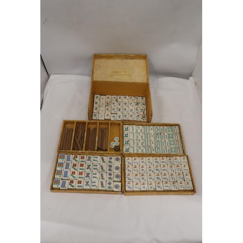 468 - A VINTAGE MAH-JONG SET WITH INSTRUCTION BOOK