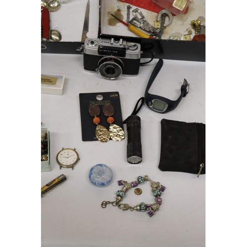 475 - VARIOUS VINTAGE ITEMS TO INCLUDE COSTUME JEWELLERY, CAMERA, WATCHES, FLATWARE ETC