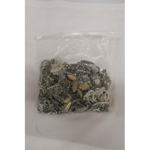 482 - A LARGE QUANTITY OF WHITE METAL COSTUME JEWELLERY