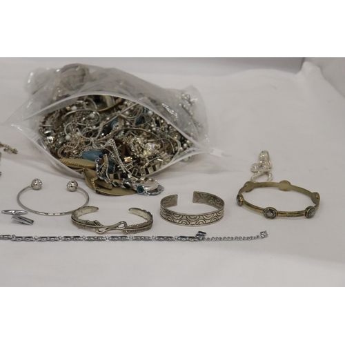 482 - A LARGE QUANTITY OF WHITE METAL COSTUME JEWELLERY