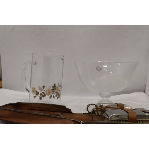 492 - THREE ITEMS TO INCLUDE A GLASS BOWL, DECORATIVE GLASS JUG AND A GENTS TRAVEL CASE