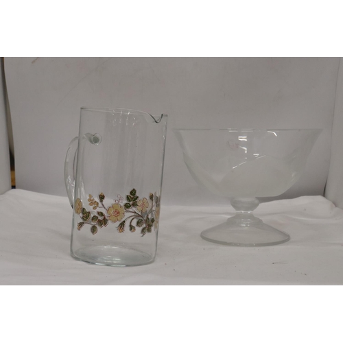 492 - THREE ITEMS TO INCLUDE A GLASS BOWL, DECORATIVE GLASS JUG AND A GENTS TRAVEL CASE