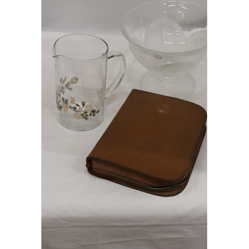 492 - THREE ITEMS TO INCLUDE A GLASS BOWL, DECORATIVE GLASS JUG AND A GENTS TRAVEL CASE