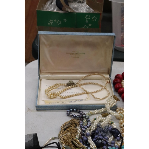 498 - A QUANTITY OF COSTUME JEWELLERY TO INCLUDE BOXED CIRO PEARLS