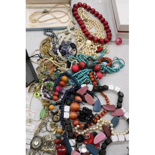 498 - A QUANTITY OF COSTUME JEWELLERY TO INCLUDE BOXED CIRO PEARLS