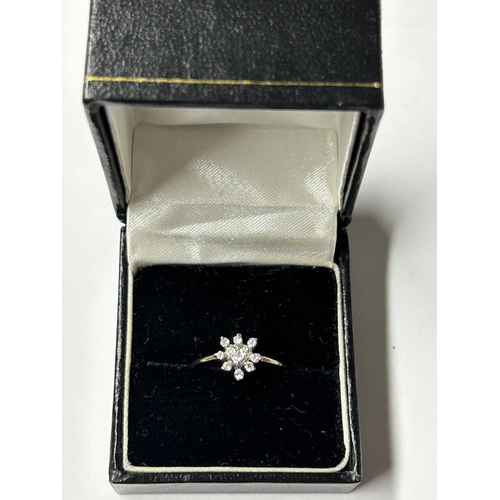 515 - A 9CT YELLOW GOLD DAISY DESIGN RING, SIZE J 1/2 COMPLETE WITH PRESENTATION BOX