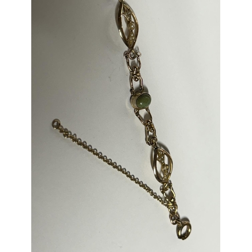 516 - A VINTAGE 9CT YELLOW GOLD, JADE AND PEARL BRACELET WITH SAFETY CHAIN GROSS WEIGHT 6.35 GRAMS, LENGTH... 