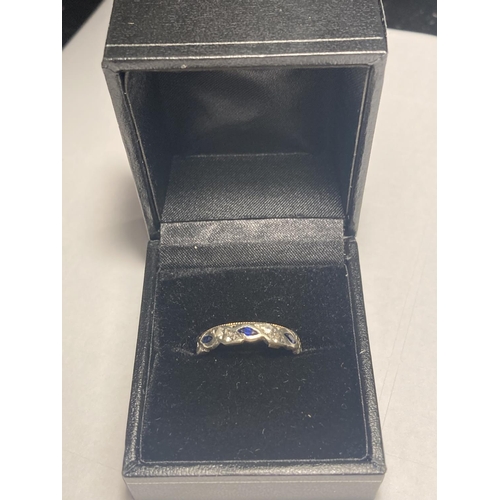 575 - A 9 CARAT WHITE GOLD AND SAPPHIRE RING (A/F) IN A PRESENTATION BOX