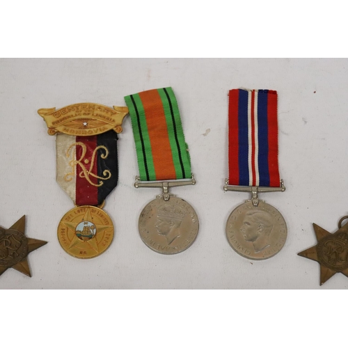 395 - A WORLD WAR II COLLECTION OF MEDALS, AFRICA STAR, ATLANTIC STAR, 1939-45 MEDAL, DEFENCE MEDAL, LIBER... 