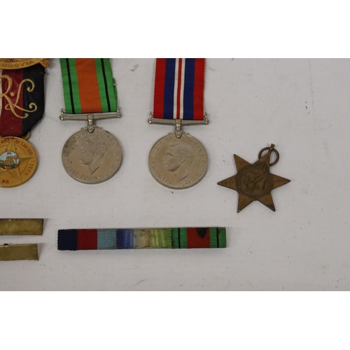 395 - A WORLD WAR II COLLECTION OF MEDALS, AFRICA STAR, ATLANTIC STAR, 1939-45 MEDAL, DEFENCE MEDAL, LIBER... 