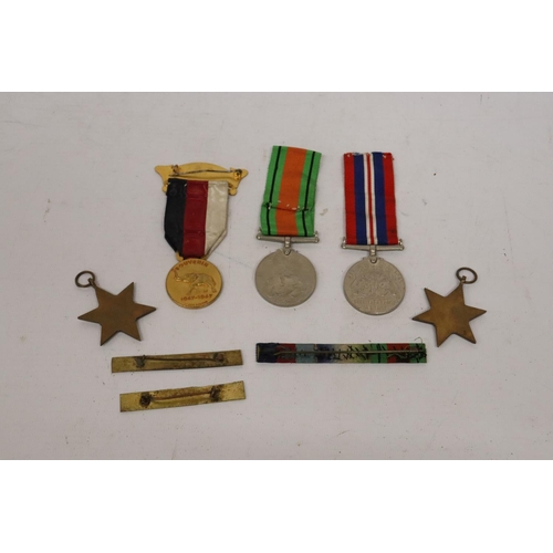 395 - A WORLD WAR II COLLECTION OF MEDALS, AFRICA STAR, ATLANTIC STAR, 1939-45 MEDAL, DEFENCE MEDAL, LIBER... 