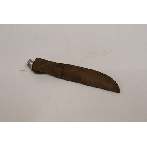 404 - A TWIN KNIFE AND LEATHER SCABBARD, BLADES 13 AND 6CM