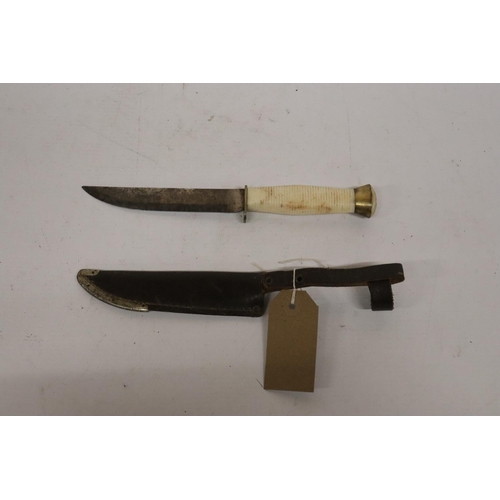 429 - A HUNTING KNIFE AND SCABBARD, 12CM BLADE, LENGTH 24CM